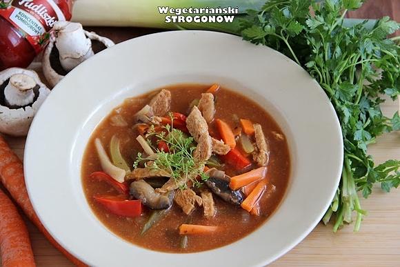 Wegetariański strogonow z kotletami sojowymi