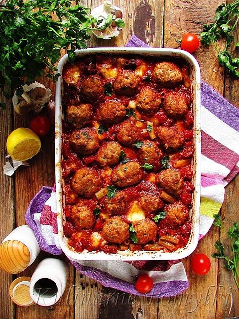 Klopsiki zapiekane z makaronem w sosie pomidorowo-winnym