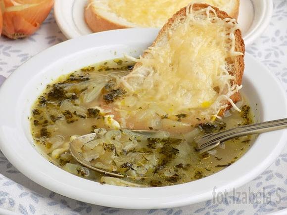 Zupa cebulowa z serowymi grzankami