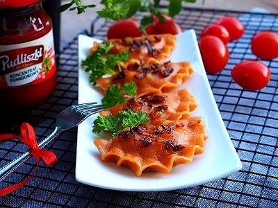 Pomidorowe pierogi z soczewicą