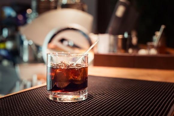 Black Russian - klasyczny drink na bazie wódki i likieru kawowego