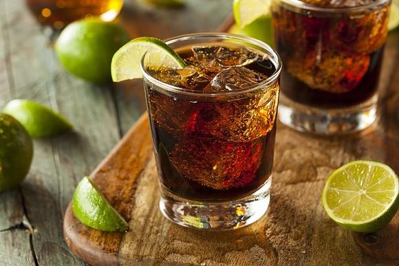 Cuba Libre - przepis na koktajl z rumem i limonką