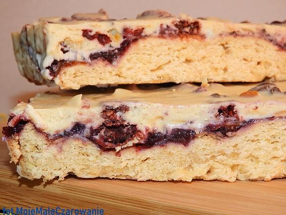 Mazurek z czarną porzeczką i białą czekoladą