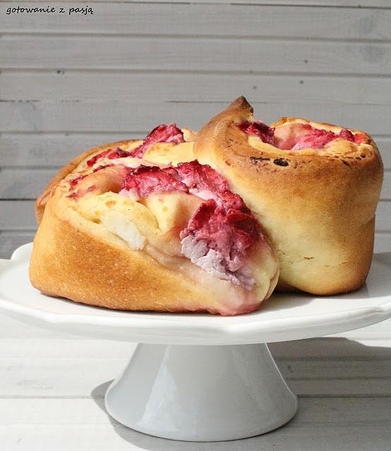 Chałka różyczki truskawkowe ćwierćkowe, słodkości z truskawkami
