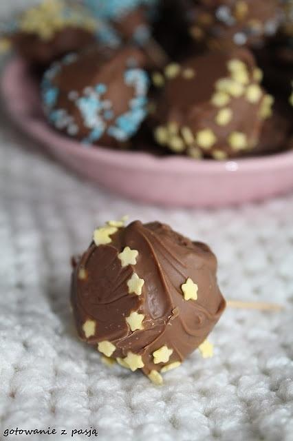 Cake pops – słodkie kulki na patyczkach do dekoracji i imprez