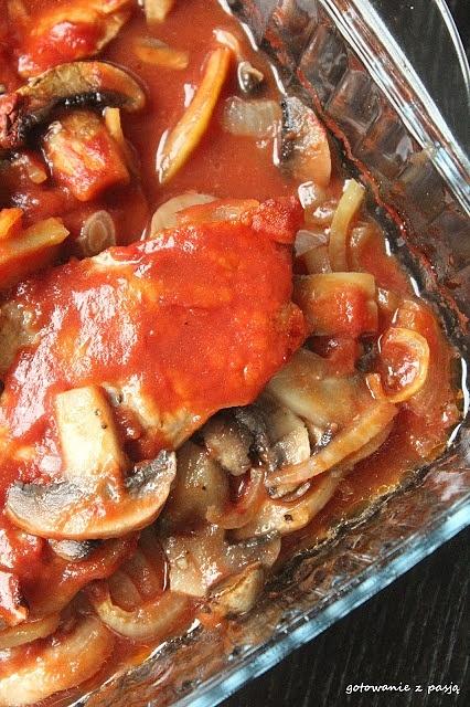 Schab zapiekany z pieczarkami w pomidorach