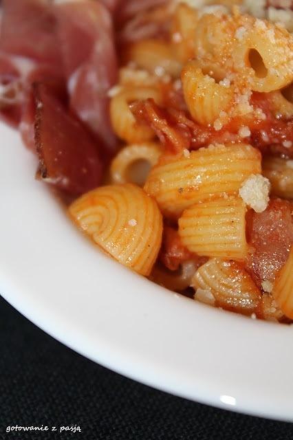 Makaron z pomidorami i szynką parmeńską