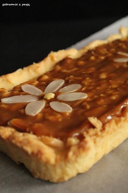 Mazurek kajmakowo-orzechowy