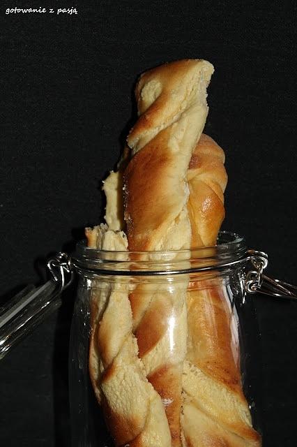 Drożdżowe paluchy z serem