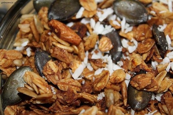 Orzechowo-kokosowa granola na śniadanie