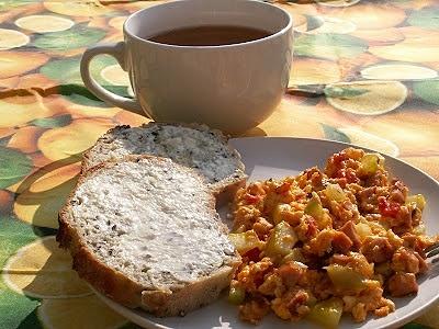 Jajecznica śmieciucha - śniadaniowa propozycja z warzywami