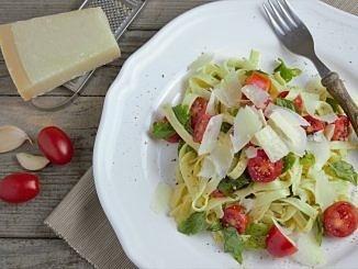 Makaron z pomidorkami i parmezanem