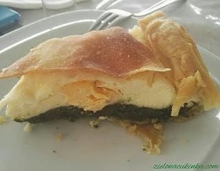 Tarta z ciasta francuskiego ze szpinakiem, ricottą i żółtkami