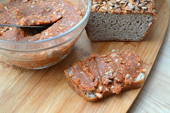 Wegańska pasta do chleba pomidorowo-słonecznikowa