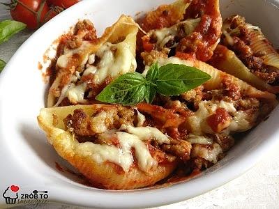 Zapiekane muszle makaronowe nadziewane mięsem w sosie pomidorowym