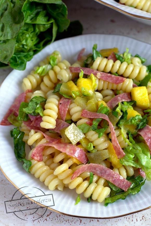 Makaronowa sałatka z mango, ogórkiem i salami