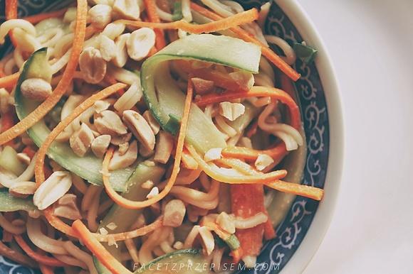 Azjatycka sałatka z makaronem noodles, ogórkiem i marchewką