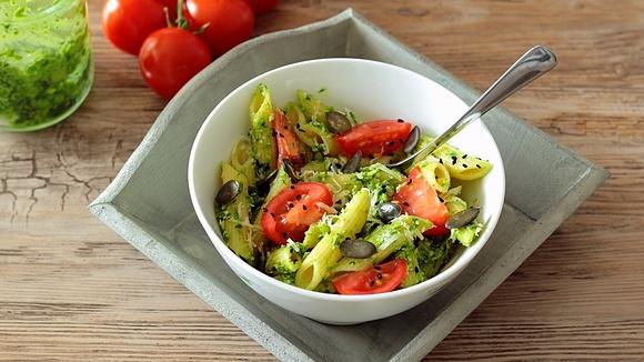 Makaron z pesto z czosnku niedźwiedziego i czarnuszką