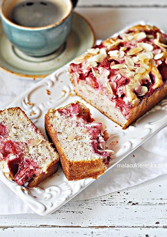 Łatwe ciasto z truskawkami bez cukru i glutenu