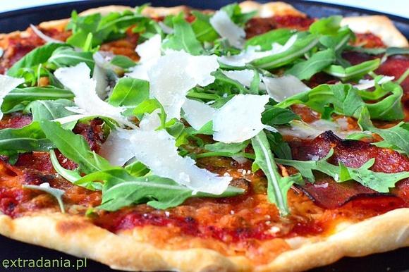 Pizza z salami, rukolą i parmezanem