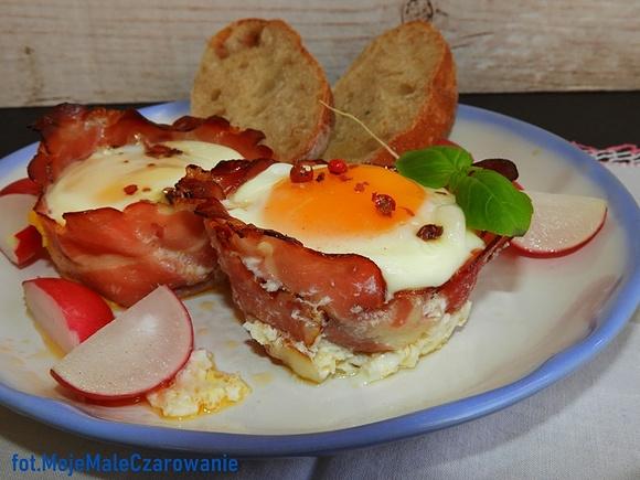 Jajka zapiekane w formie muffinek z szynką i serem