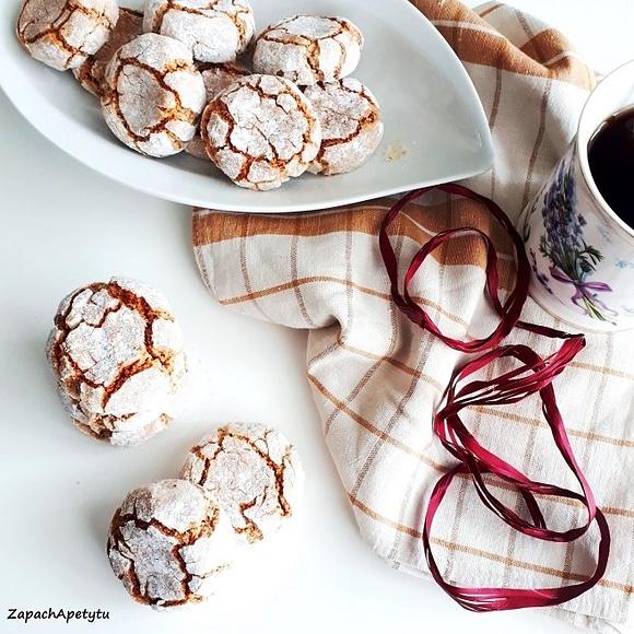 Ricciarelli - włoskie migdałowe ciasteczka z sieny