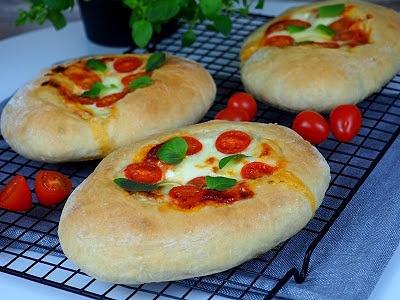 Mini pizze na białym winie
