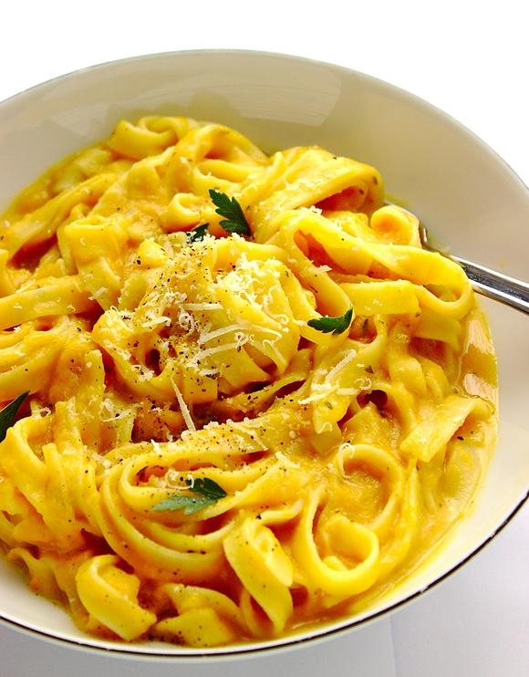 Makaron tagliatelle w sosie z pieczonych batatów