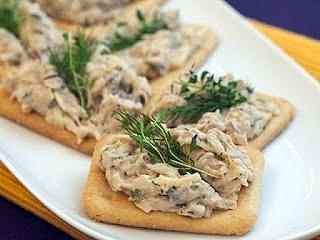 Pasta z wędzonej makreli z kiszonym ogórkiem
