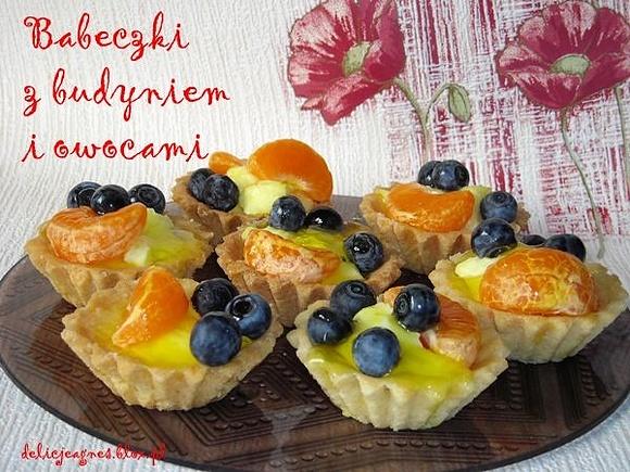 Babeczki z budyniem i owocami