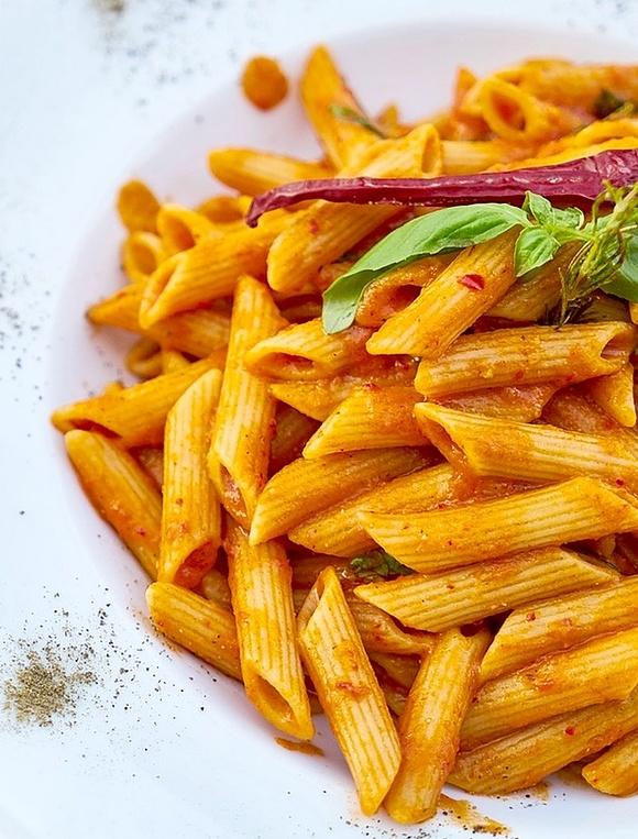 Makaron z czerwonym pesto