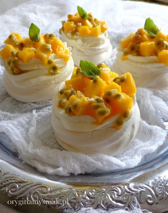 Mini pavlova z mango i marakują