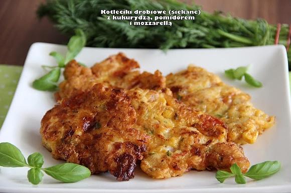 Kotleciki drobiowe z kukurydzą pomidorem i mozzarellą