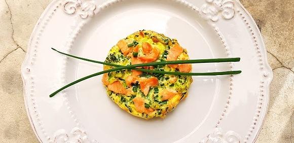 Mini frittaty z łososiem wędzonym, brokułami i parmezanem