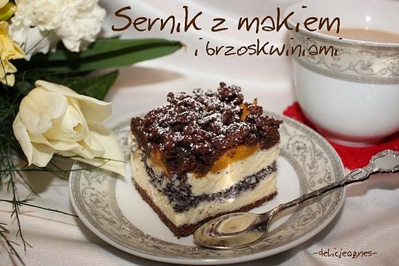 Sernik z makiem i brzoskwiniami