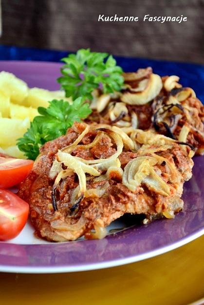 Karkówka pieczona w ketchupie z cebulą