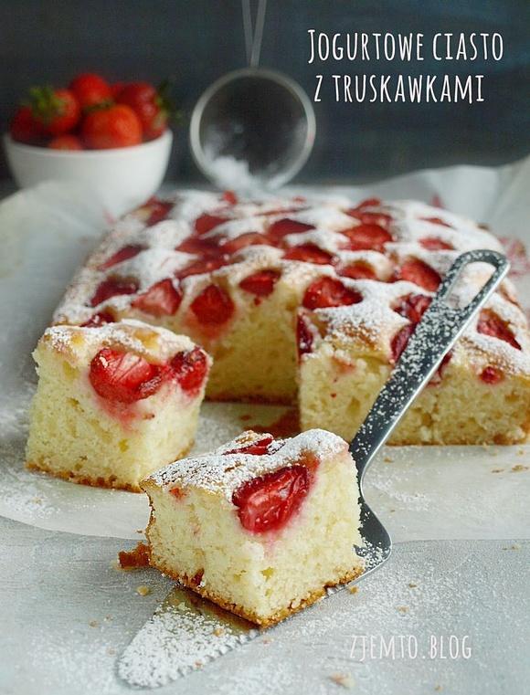 Ciasto jogurtowe z truskawkami
