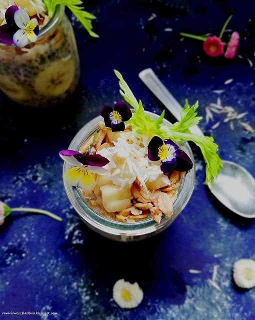 Pudding z chia z gruszką i płatkami gryczanymi wegański gluten-free