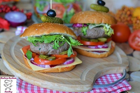 Soczysty hamburger z cytrynową nutą