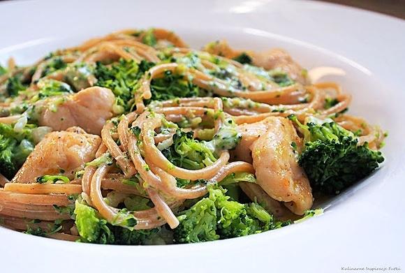 Spaghetti z brokułami i kurczakiem w sosie gorgonzola