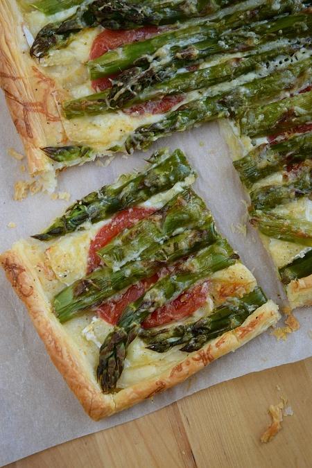 Tarta ze szparagami i serem brie