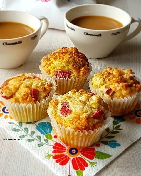 Orkiszowe muffinki z rabarbarem i kokosową kruszonką