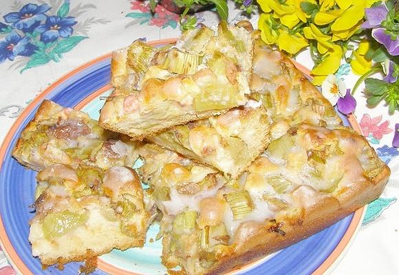 Łatwe i szybkie ciasto ucierane z rabarbarem
