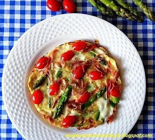 Omlet ze szparagami, mozzarellą i szynką parmeńską