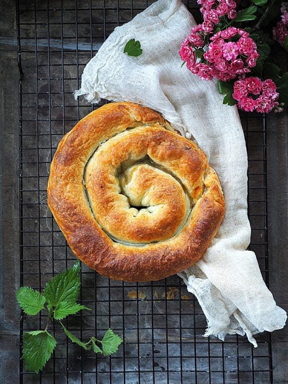 Spiralne ciasto z pokrzywą i fetą