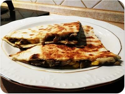 Quesadilla z pieczarkami kukurydzą i szynką
