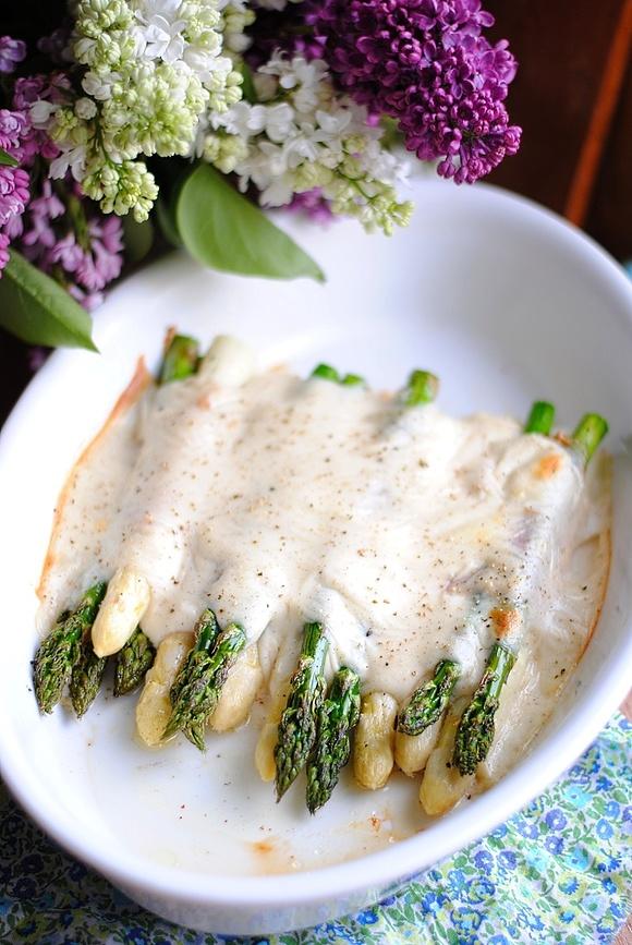 Zapiekane szparagi w szynce parmeńskiej z beszamelem