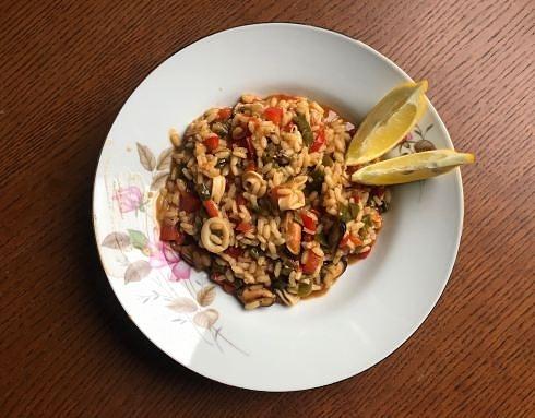 Słoneczna paella z owocami morza – inspiracja art food bazar