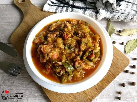 Bigos z młodej kapusty i kiełbasą gotowany na żeberkach