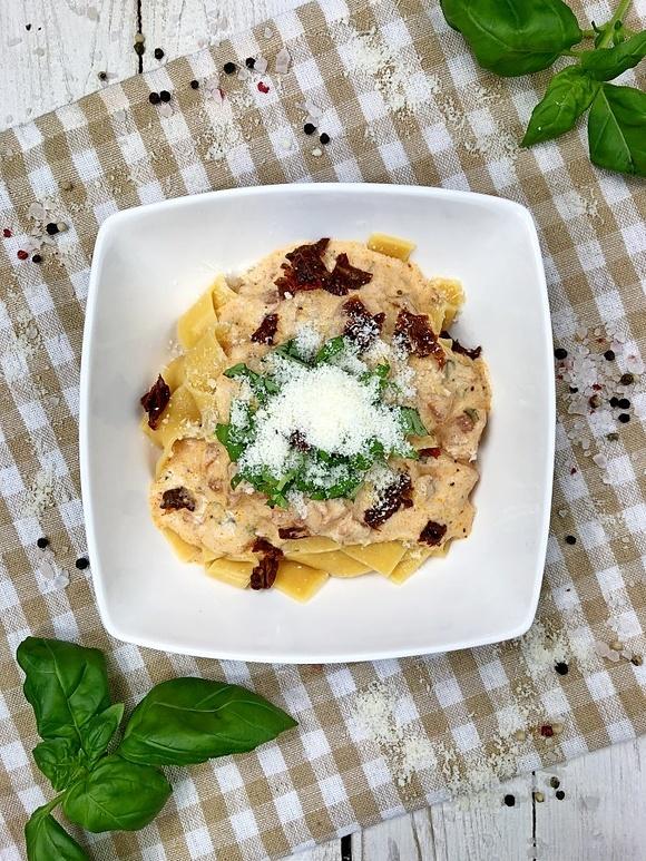Makaron tagliatelle z suszonymi pomidorami